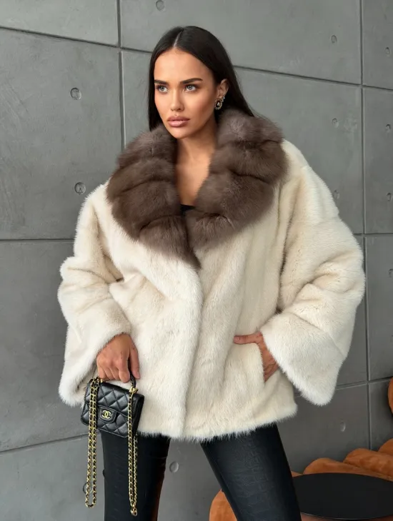 Норковая шуба с отделкой на воротнике из куницы