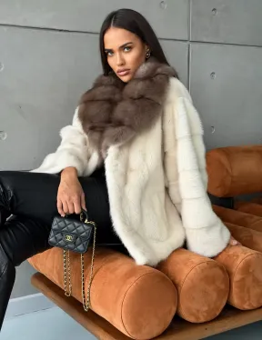 Норковая шуба с отделкой на воротнике из куницы