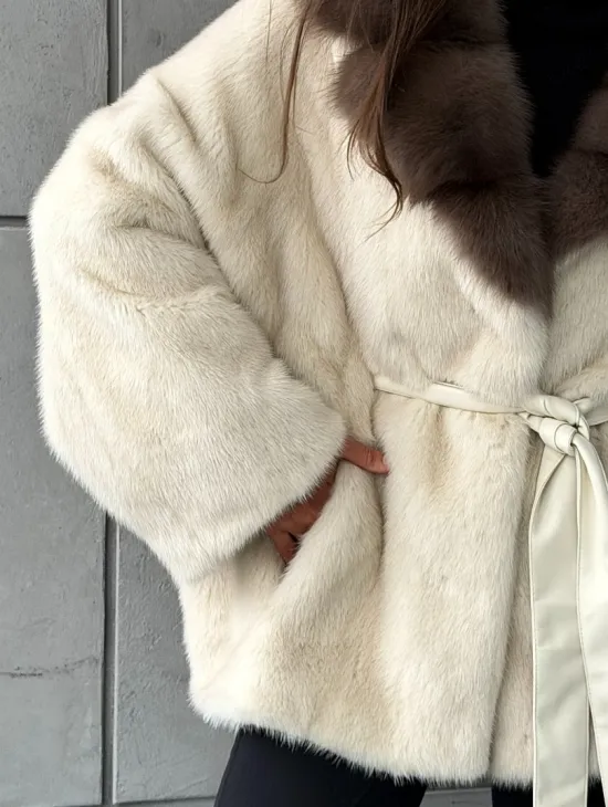 Светлая норковая шуба oversize - воротник куница