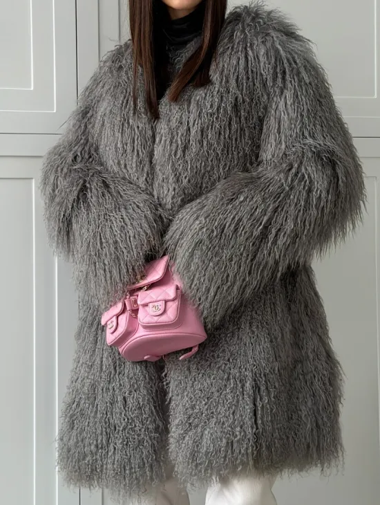 Удлиненная серая шуба из ламы