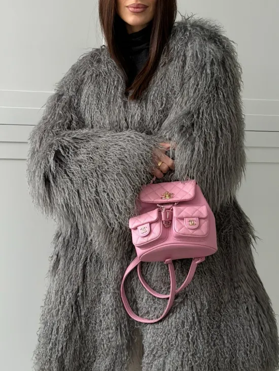 Удлиненная серая шуба из ламы