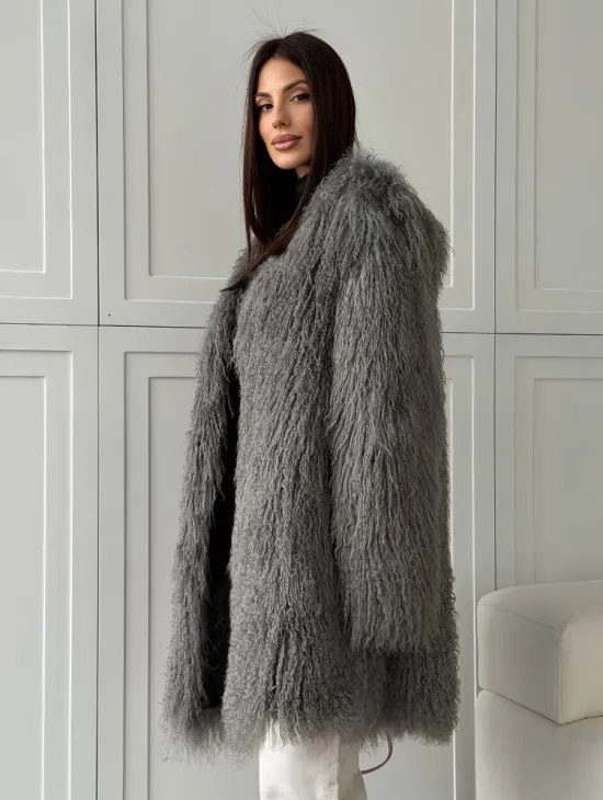 Удлиненная серая шуба из ламы