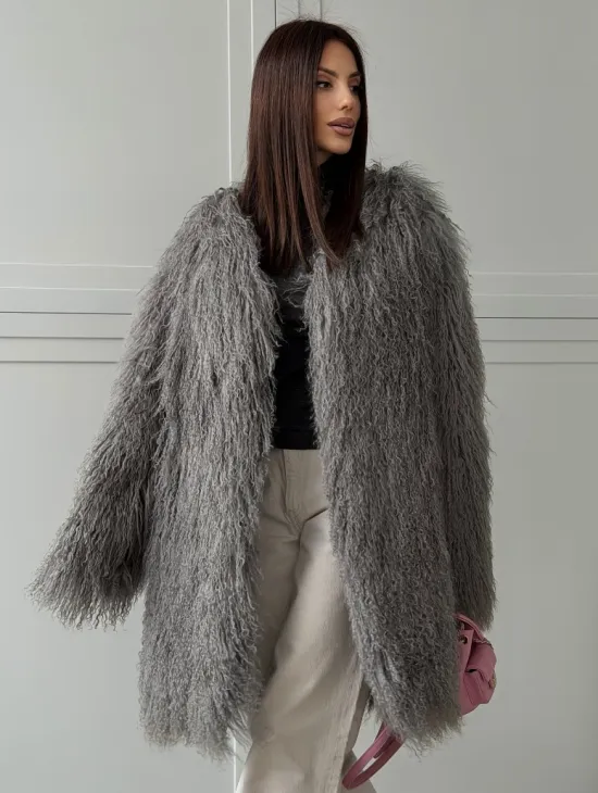 Удлиненная серая шуба из ламы
