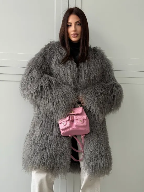 Удлиненная серая шуба из ламы