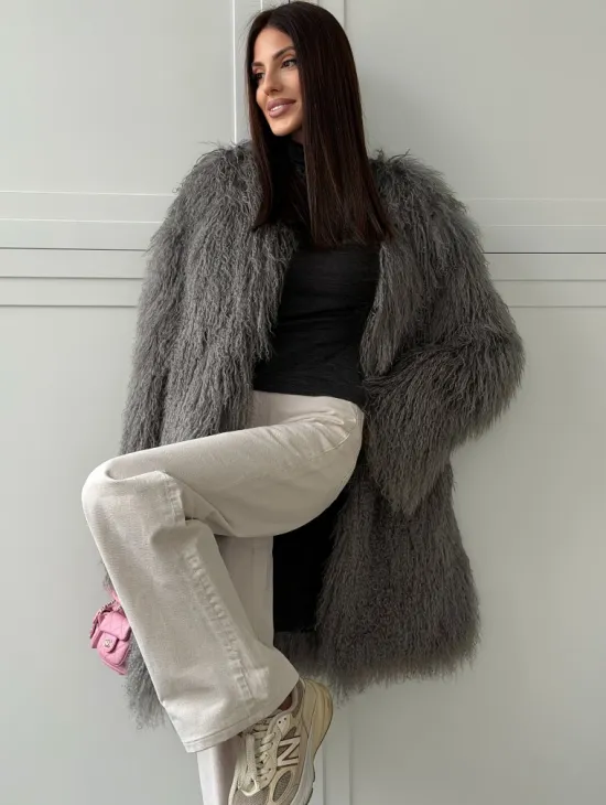 Удлиненная серая шуба из ламы