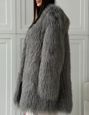 Удлиненная серая шуба из ламы