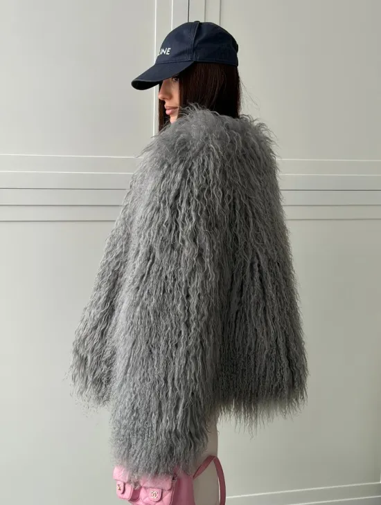 Серая шуба из натурального меха ламы