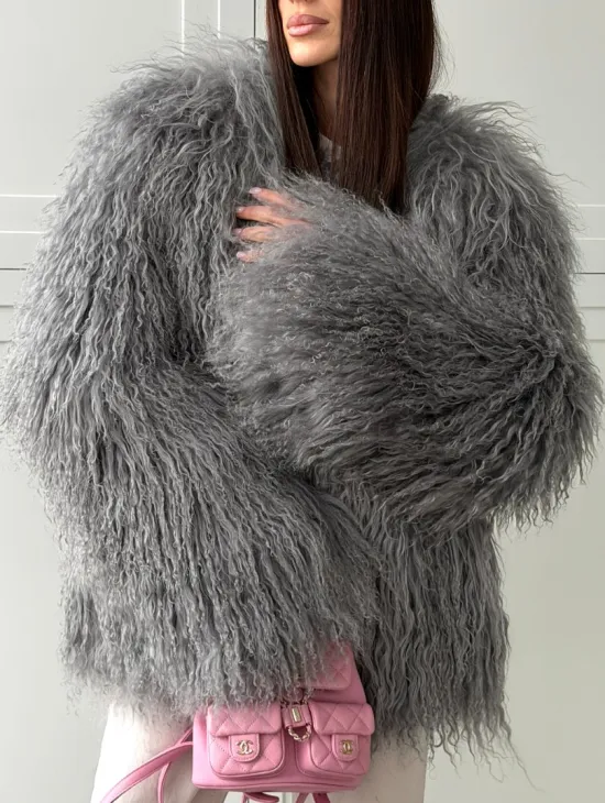 Серая шуба из натурального меха ламы