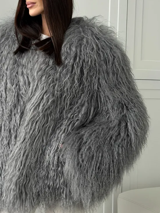 Серая шуба из натурального меха ламы