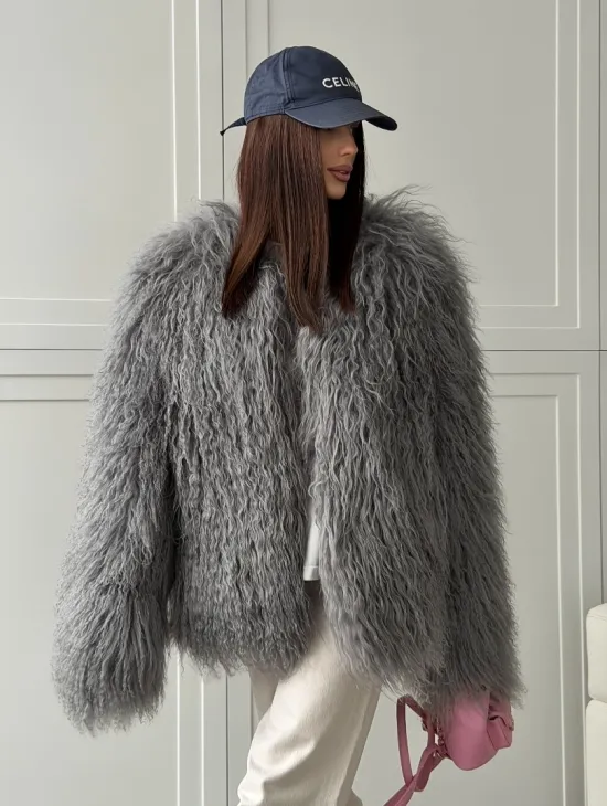 Серая шуба из натурального меха ламы