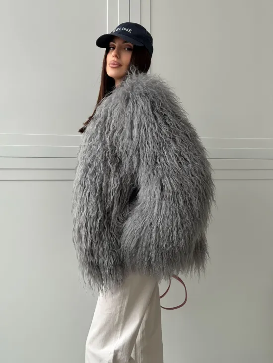 Серая шуба из натурального меха ламы