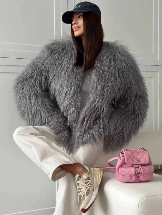 Серая шуба из натурального меха ламы