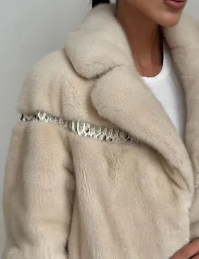 Шуба из аукционной норки с отделкой из кожи в цвете жемчуг