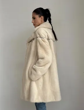 Шуба из аукционной норки с отделкой из кожи в цвете жемчуг