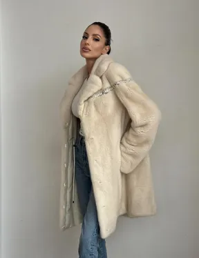 Шуба из аукционной норки с отделкой из кожи в цвете жемчуг