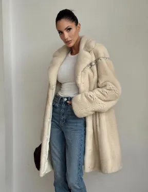 Шуба из аукционной норки с отделкой из кожи в цвете жемчуг