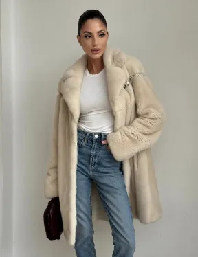 Шуба из аукционной норки с отделкой из кожи в цвете жемчуг