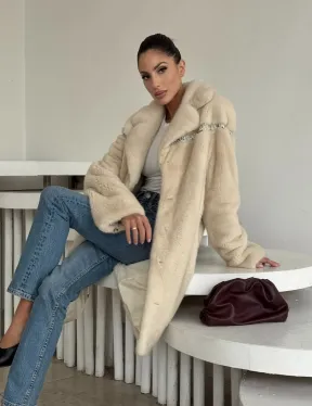 Шуба из аукционной норки с отделкой из кожи в цвете жемчуг