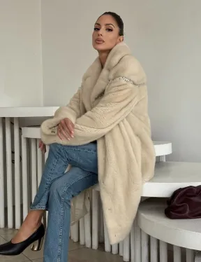 Шуба из аукционной норки с отделкой из кожи в цвете жемчуг