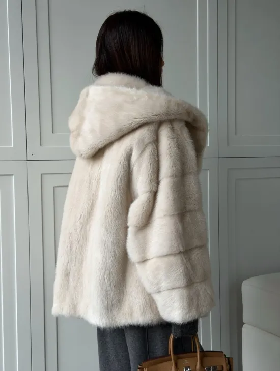 Норковый полушубок с капюшоном кобра