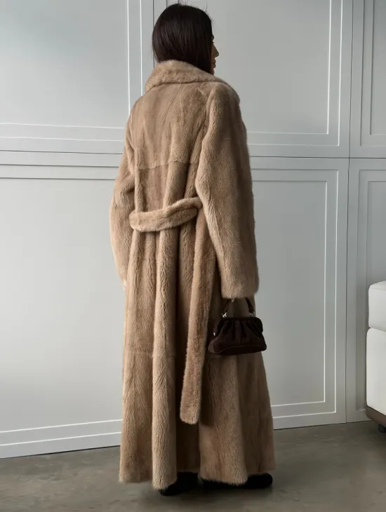 Прямая шуба из меха норки с поясом (бежевая)