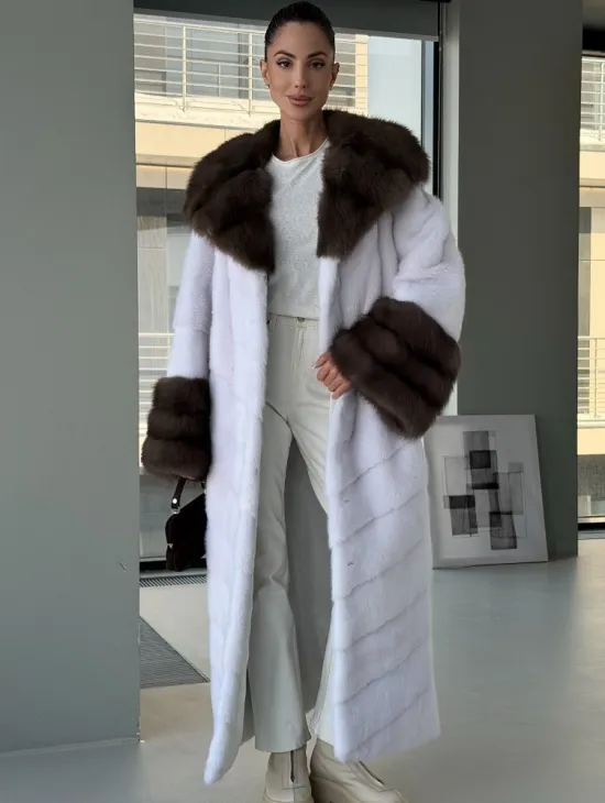 Белая норковая шуба с отделкой из куницы на рукавах и капюшоне - фото 3