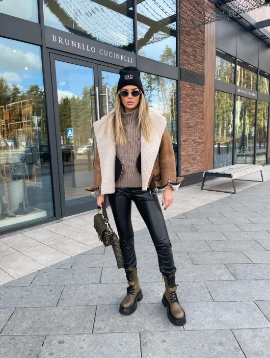 Дубленка - бомбер со спущенным плечом из натуральной овчины