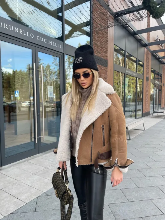 Дубленка - бомбер со спущенным плечом из натуральной овчины