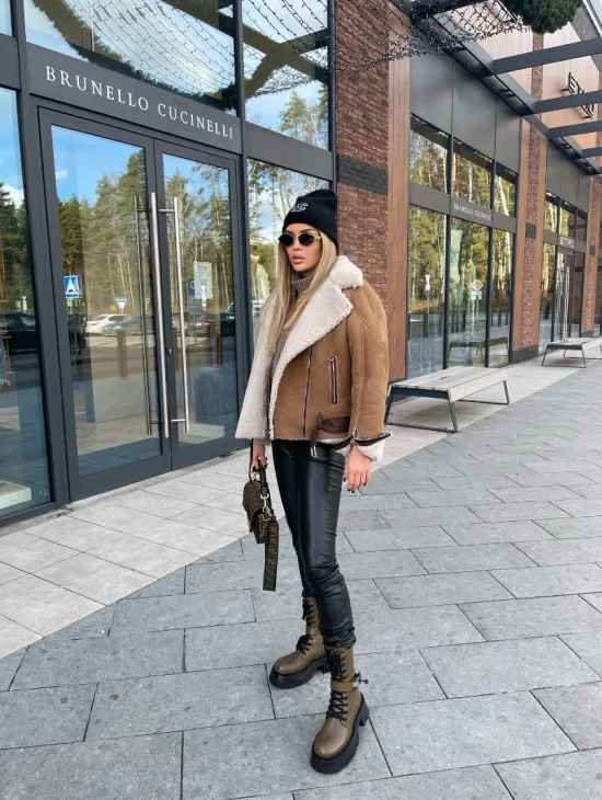 Дубленка - бомбер со спущенным плечом из натуральной овчины