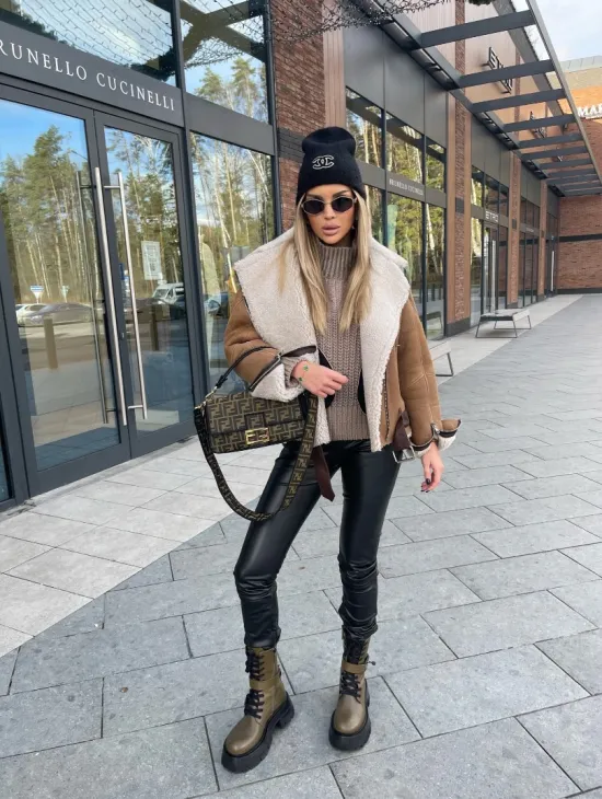 Дубленка - бомбер со спущенным плечом из натуральной овчины