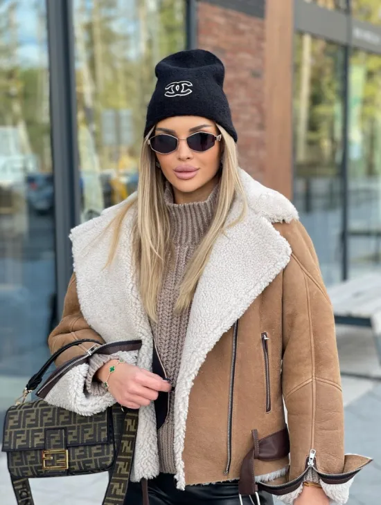 Дубленка - бомбер со спущенным плечом из натуральной овчины