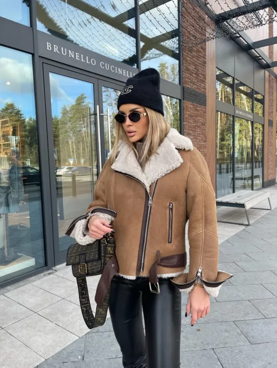 Дубленка - бомбер со спущенным плечом из натуральной овчины