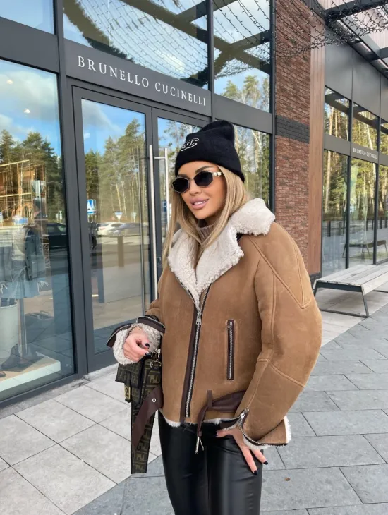 Дубленка - бомбер со спущенным плечом из натуральной овчины