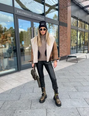 Дубленка - бомбер со спущенным плечом из натуральной овчины