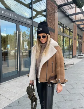 Дубленка - бомбер со спущенным плечом из натуральной овчины