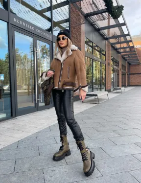 Дубленка - бомбер со спущенным плечом из натуральной овчины