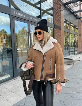 Дубленка - бомбер со спущенным плечом из натуральной овчины