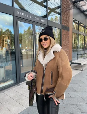 Дубленка - бомбер со спущенным плечом из натуральной овчины