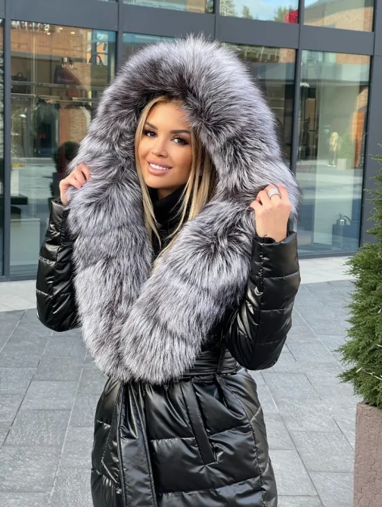 Чёрное пуховое пальто с меховым капюшоном