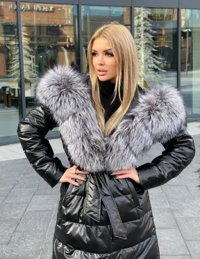 Чёрное пуховое пальто с меховым капюшоном