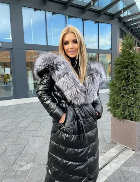 Чёрное пуховое пальто с меховым капюшоном