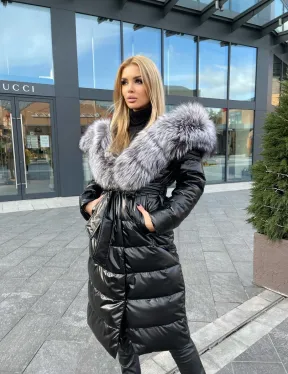 Чёрное пуховое пальто с меховым капюшоном