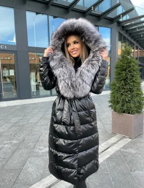 Чёрное пуховое пальто с меховым капюшоном