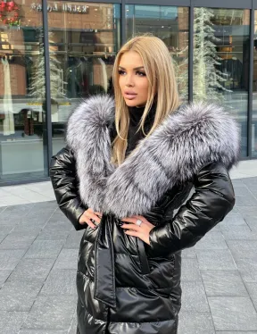 Чёрное пуховое пальто с меховым капюшоном