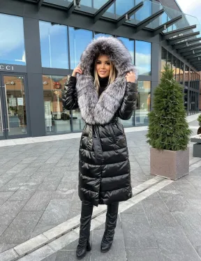 Чёрное пуховое пальто с меховым капюшоном