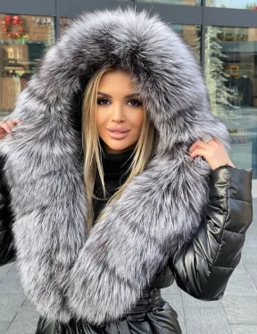 Чёрное пуховое пальто с меховым капюшоном