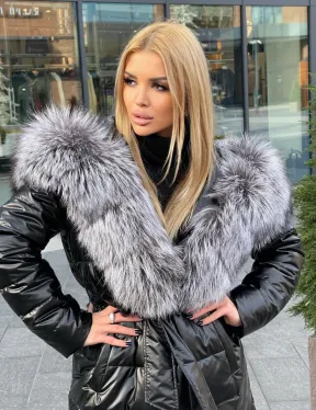 Чёрное пуховое пальто с меховым капюшоном