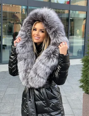 Чёрное пуховое пальто с меховым капюшоном