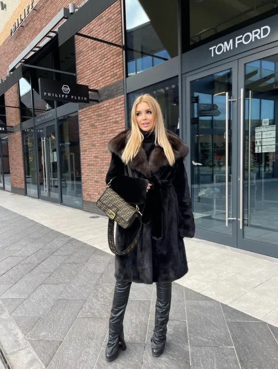 Норковая шуба с капюшоном из меха куницы