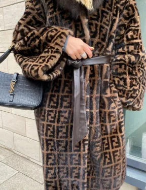 Шуба из меха аукционной норки с капюшоном из меха куницы